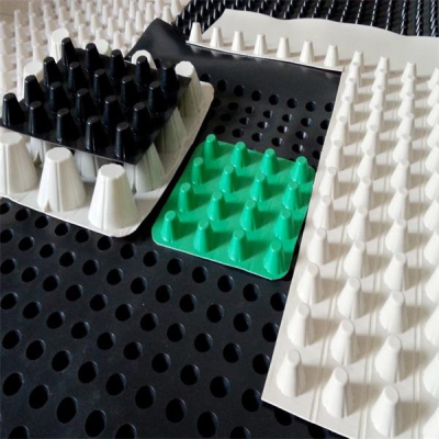 Placa de drenagem geocomposta para muros de contenção, caves e telhados.